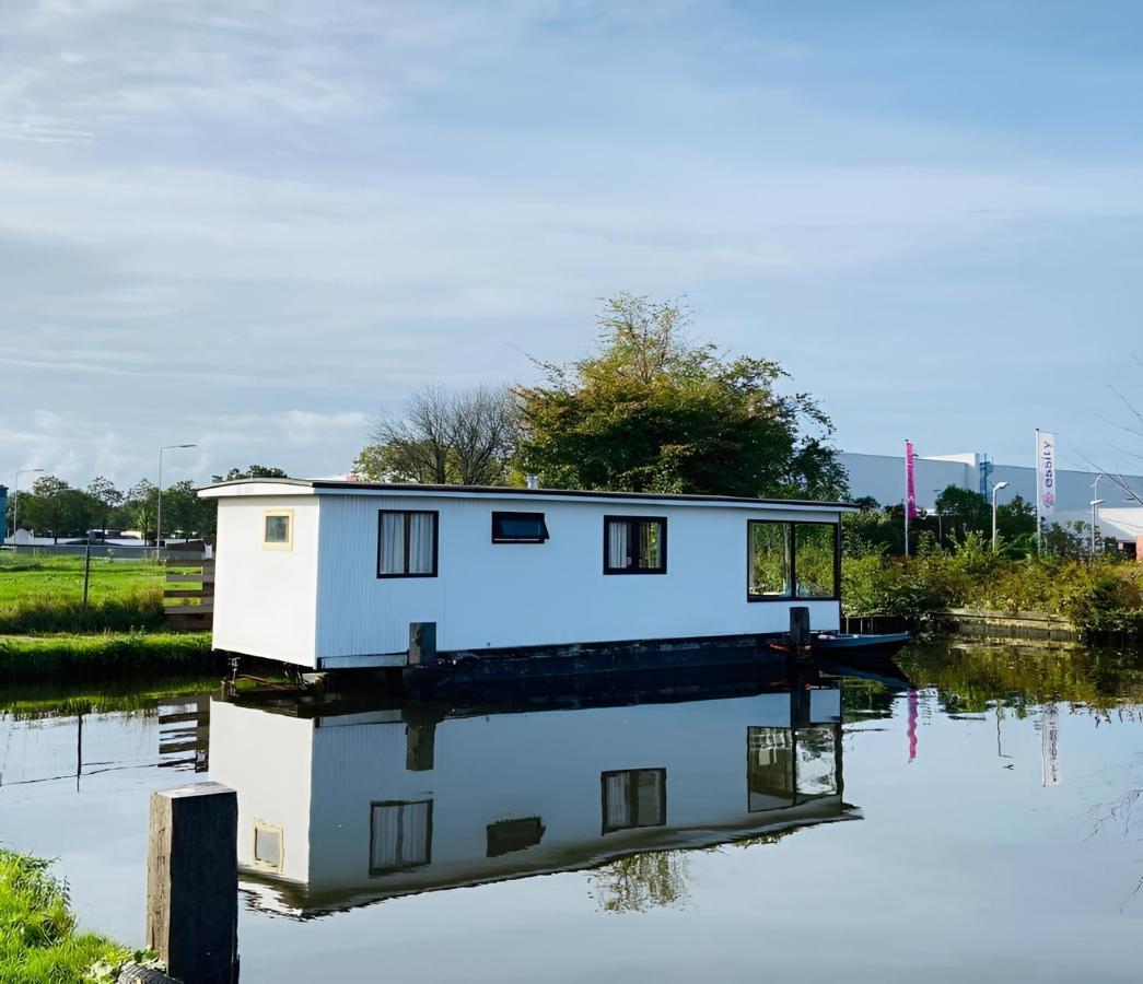 Woonboot In Sumar Gelegen Tussen Leeuwarden En Drachten Suameer Exterior foto